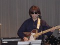 2000年12月27日、赤坂グラフィティ。鈴木博文さんに呼ばれて。ギターは佐久間さんからのプレゼント。手作り。